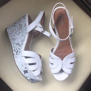 🌹PRICE DROP🌹Clarks metallic wedges